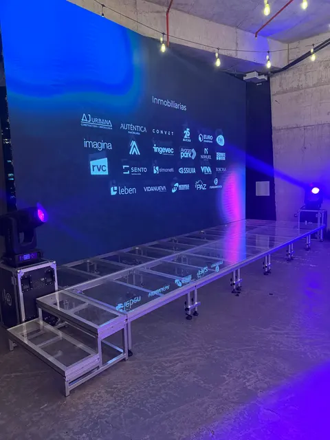 Nielsen - Encuentro Smart · Tarima transparente frente al muro de marcas · MUT