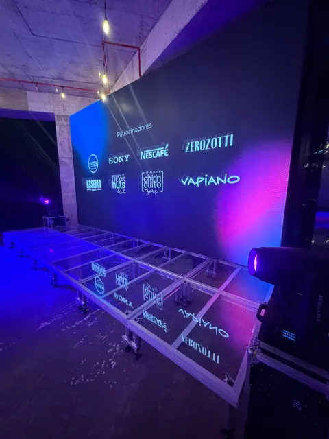 Nielsen - Encuentro Smart · Tarima transparente iluminada desde abajo · MUT