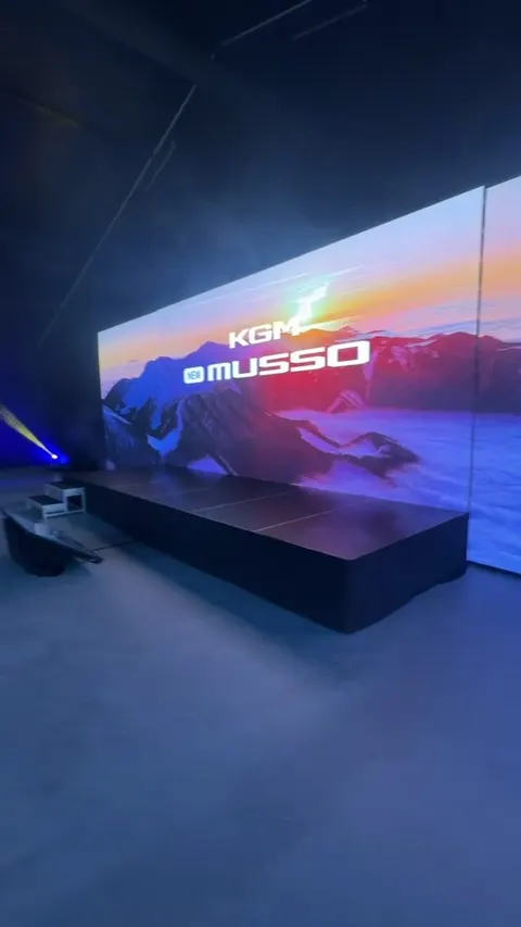 KGM - Lanzamiento Musso · Escenario estándar frente a pantalla LED