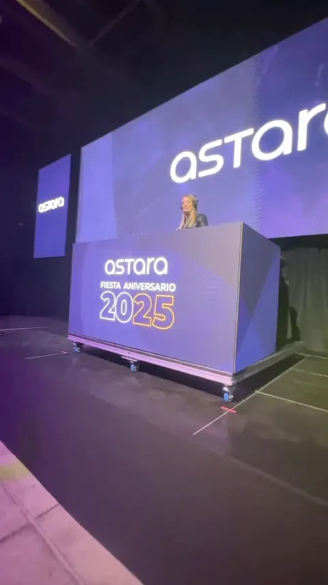 Astara - Fiesta aniversario 2025 · DJ booth móvil con ruedas