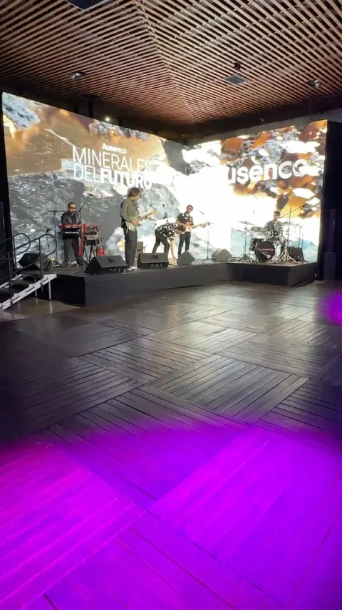 Ausenco - Minerales del futuro · Banda sobre escenario estándar con pantalla envolvente