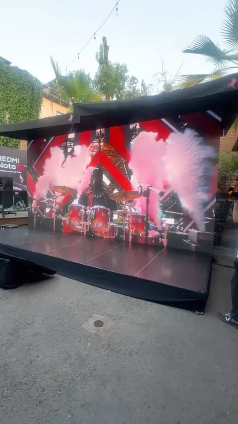 Xiaomi - Lanzamiento Redmi Note 15 · Escenario estándar con show de luces