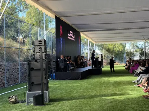 Universidad Adolfo Ibáñez - Ceremonia · Escenario estándar con faldón negro en el jardín