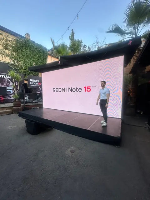 Xiaomi - Lanzamiento Redmi Note 15 · Escenario estándar frente a pantalla LED al aire libre
