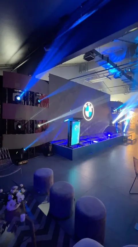 BMW - Lanzamiento · Escenario customizado con la marca iluminada