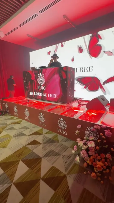 PUIG - Be Loud Be Free · Plataforma acrílica retroiluminada para el DJ