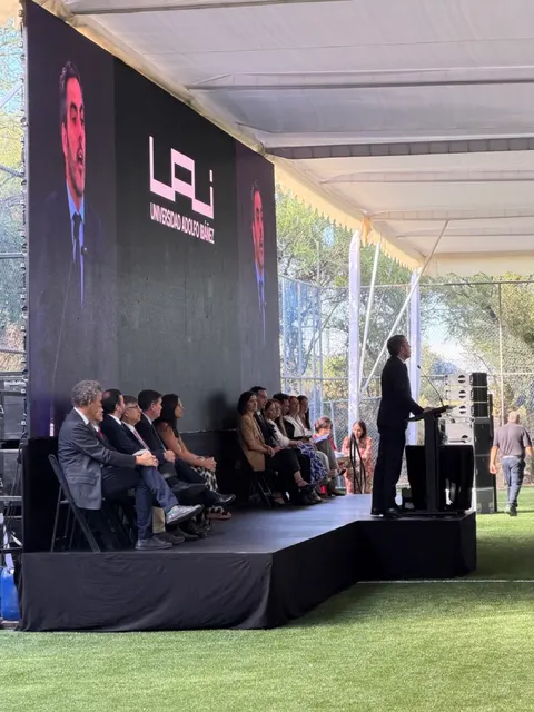 Universidad Adolfo Ibáñez - Ceremonia · Autoridades sobre escenario estándar con faldón